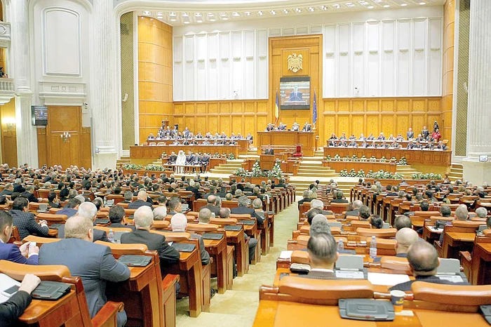 Deputaţii decid  azi dacă Ponta  pierde imunitatea  parlamentară