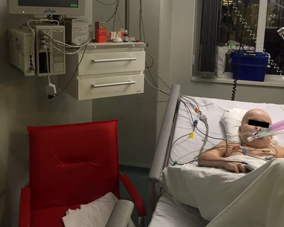Luca este în continuare în comă şi se luptă cu o bacterie care îi pune viaţa în pericol
