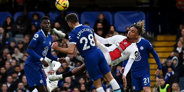 Cesar Azpilicueta  lovit de Sekou Mara  Foto AFP jpg
