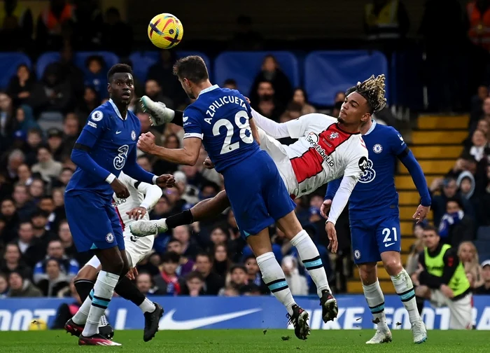 Cesar Azpilicueta a fost lovit cu piciorul în gât FOTO AFP