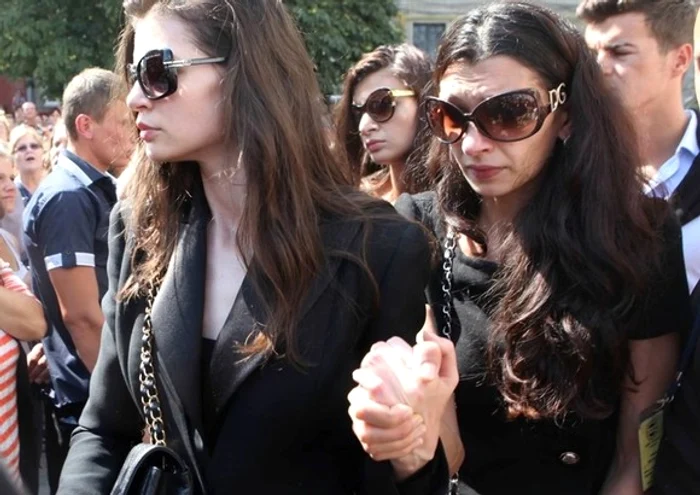 Monica şi Ramona au decis ca averea tatălui lor să rămână surorii lor, Alina 