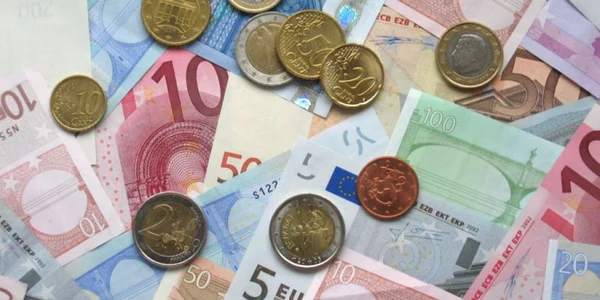 Valutele estice sunt sub presiunea speculatorilor