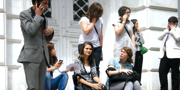 Arhivă foto: Elevii aşteaptă rezultatele 