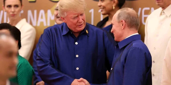 Strangere de mana intre Donald Trump si Vladimir Putin in marja summitului APEC 2017 FOTO AFP