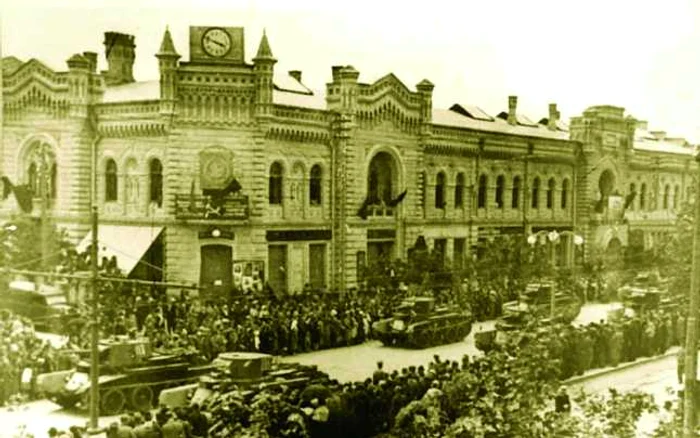 Trupele sovietice defileaza la Chisinau. FOTO: Wikimedia