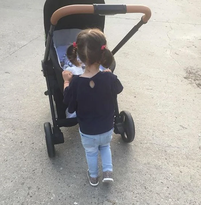 Micuța Ana Georgia se înțelege mai bine acum cu frățiorul ei 