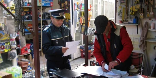 Poliţiştii au aplicat 23 de amenzi