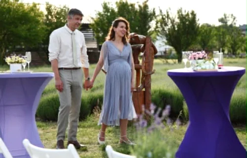 Serialul „Iubire cu parfum de lavandă” a lansat, pe 16 aprilie, spin-off-ul „Destine cu parfum de lavandă”. În serialul de la Antena 1, Bogdan Albulescu îl interpretează pe Dinu Păun foto: Antena 1