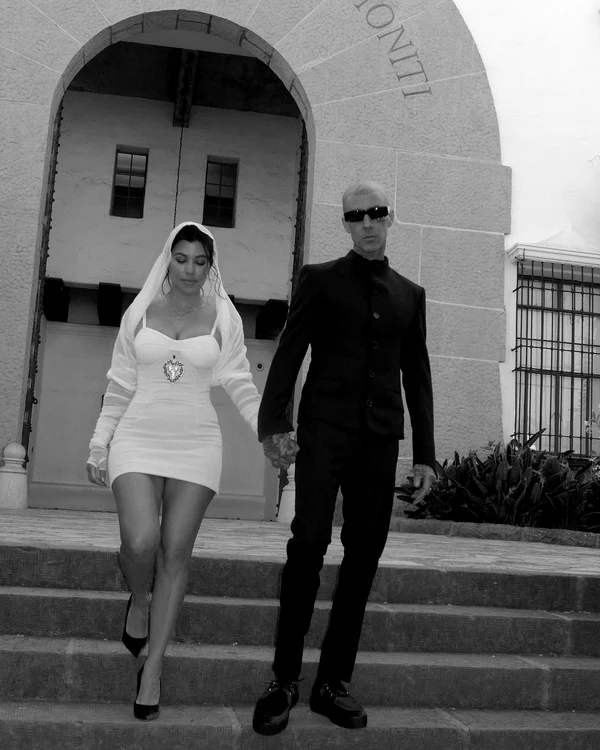nunta lui Kourtney Kardashian cu Travis Barker jpg