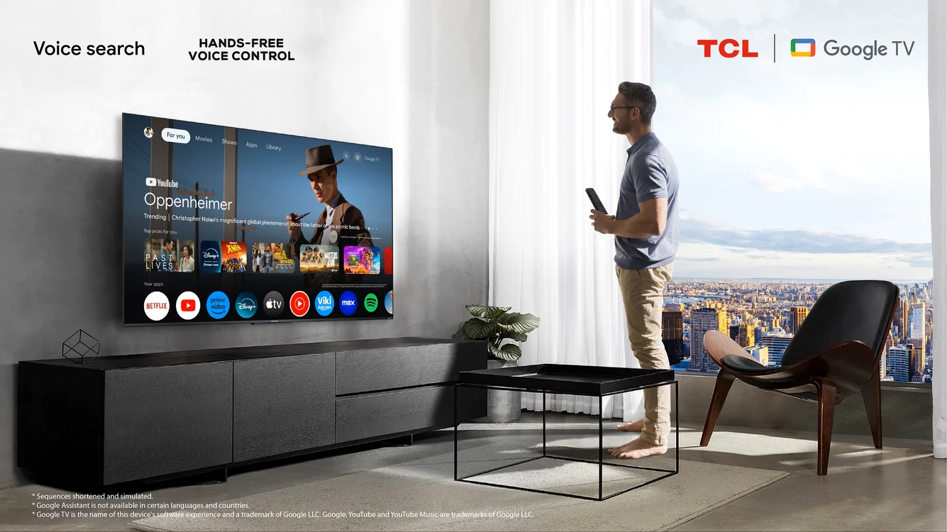 Bărbat folosind funcțiile unui televizor TCL QLED cu Google TV și control vocal