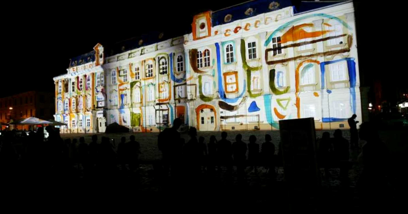 Sute de timisoreni au venit in Piata Unirii pentru a urmari proiectiile