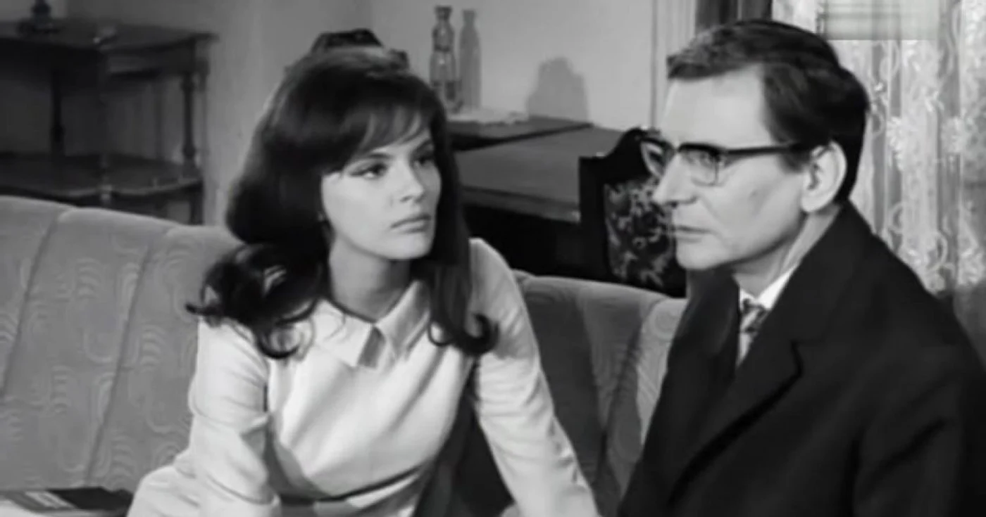 A fost cândva tânăr... Radu Beligan (1918-2016), la vârsta realizării filmelor, alături de frumoasa Irina Petrescu, în pelicula „Şeful sectorului suflete“ (1967), primul DVD care va fi distribuit împreună cu „Adevărul“