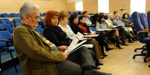O parte dintre angajații C.J. Olt absolvenți ai cursului de perfecționare au fost prezenți ieri la conferința de presă