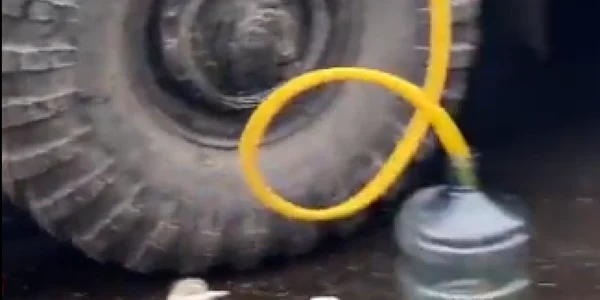 soldatii ucraineni se reaprovizioneaza cu benzina 