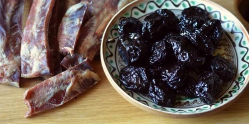 coaste de porc si prune uscate