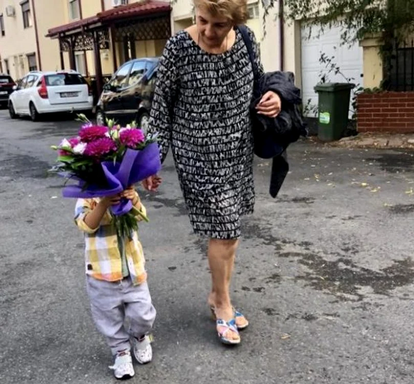 
    Fiul Adelei Popescu a fost însoțit de bunica lui în prima zi de grădinițăfoto: arhivă personală  