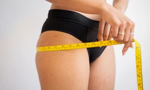 femeie care se masoara cu centimetrul retentie de apa jpeg