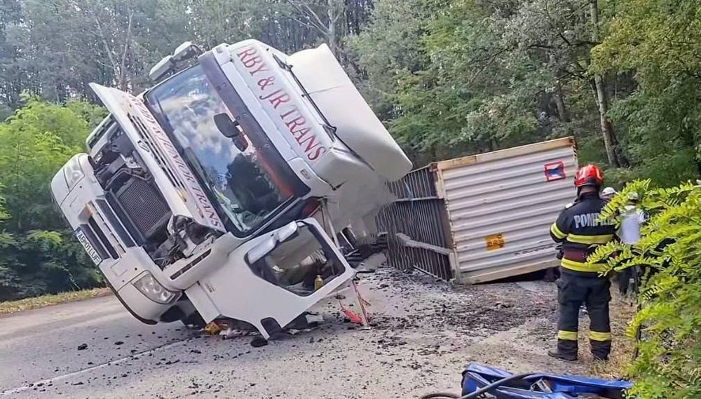 Un șofer care circula regulamentar a murit zdrobit de un TIR care s-a răsturnat în curbă