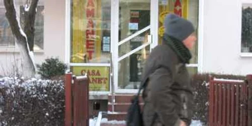 La casele de amanet sucevenii îşi lasă bijuteriile, telefoanele sau aparatura electrocasnică