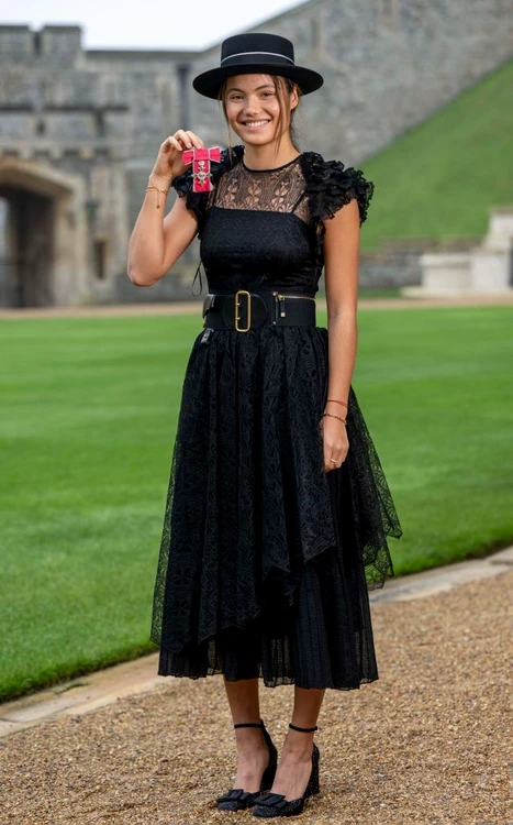Emma Raducanu decorata de Regele Charles GettyImages 1245201490 jpg