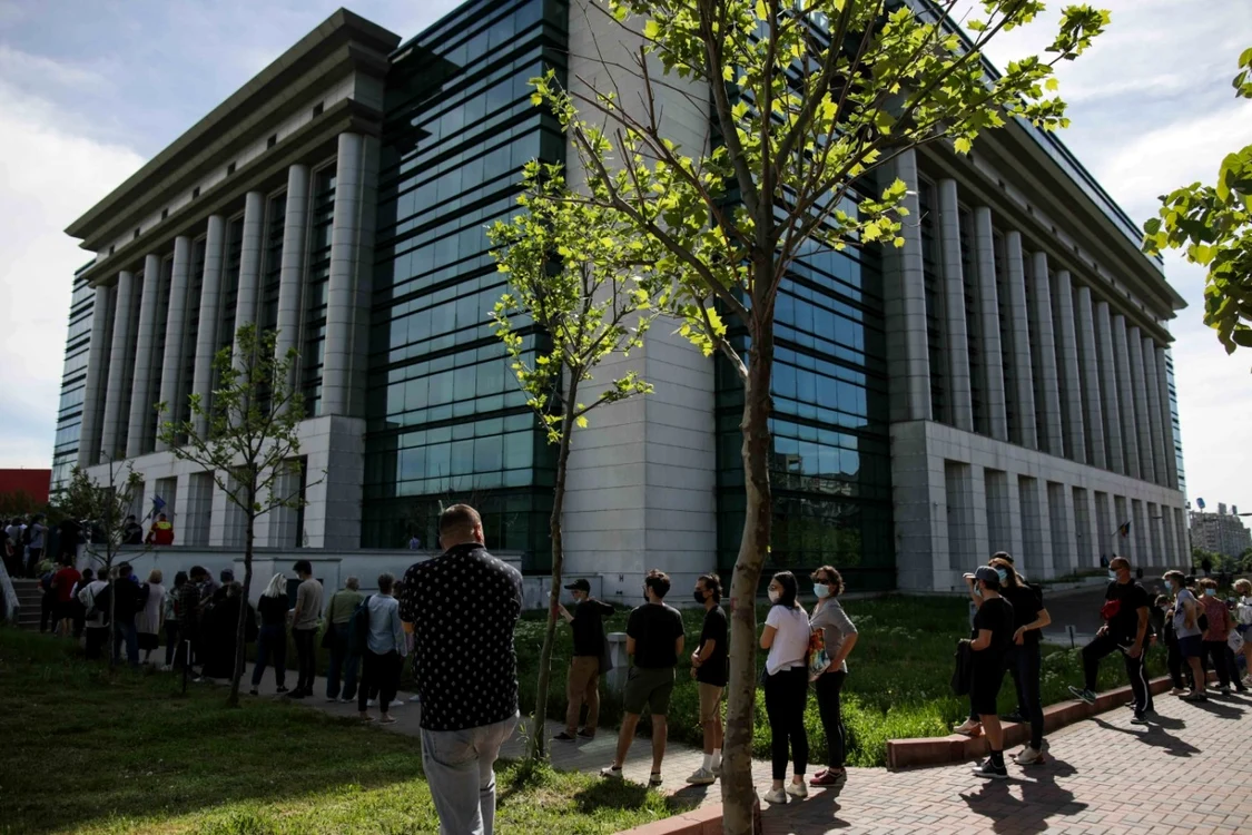 Sute de oameni au stat la coadă la Biblioteca Naţională pentru a se vaccina anti-COVID