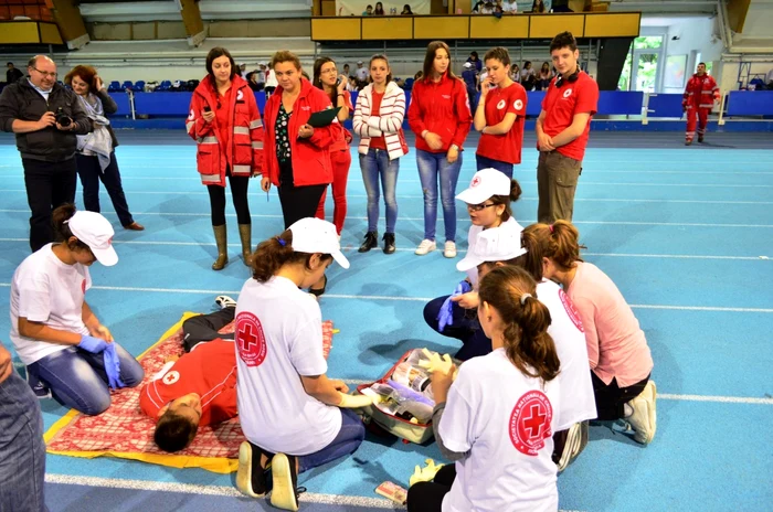 Imagine de la o întrecere ”Sanitarii pricepuţi”  FOTO Adevărul