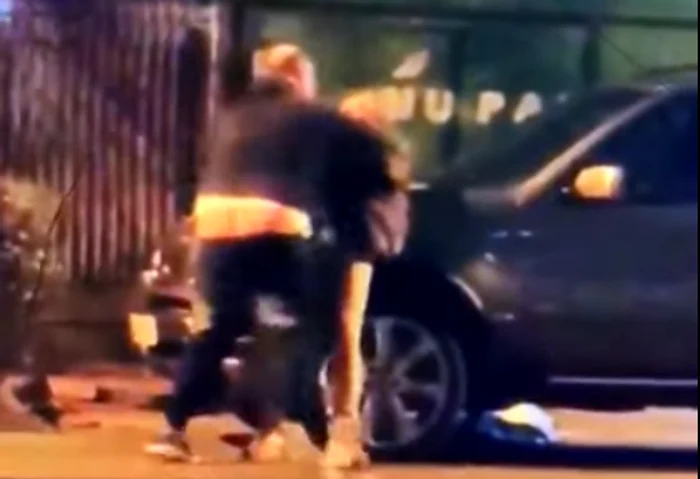 
    Imaginile cu taximetristul bătăuș au fost surprinse de o femeiefoto: captură/YouTube  