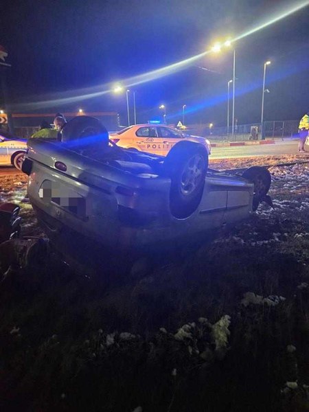 Băutura și drogurile i-au schimbat unei tinere șoferițe direcția. Urmărită de Poliție, s-a răsturnat cu mașina într-un sens giratoriu