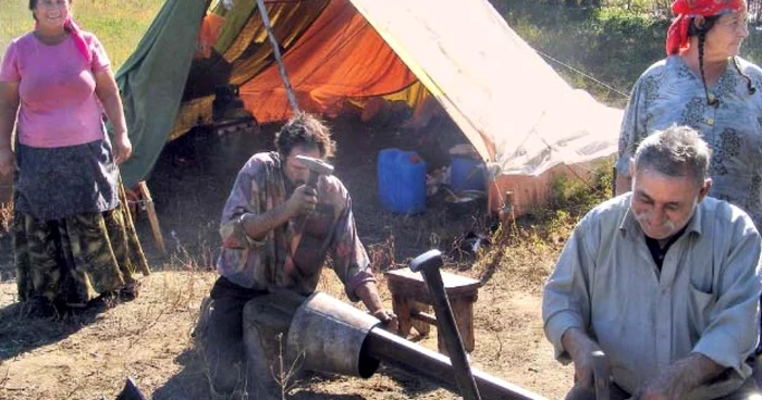 Căldărarii mai rămân câteva zile în satul Pristol (Mehedinţi), după care ei îşi vor muta şatra în alt sat