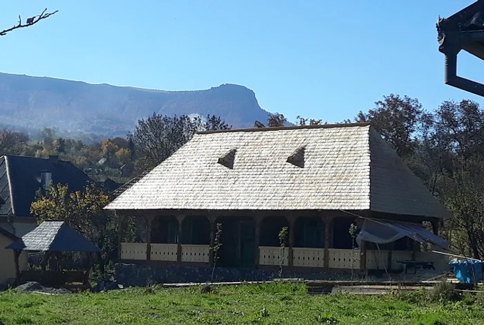 Case vechi din lemn, la Breb   FOTO Angela Sabău