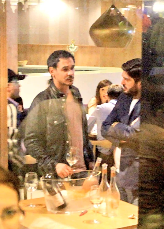 17 octombrie, ora 19.57 În pauzele de prezentare, Răzvan s-a încălzit cu un vin alb