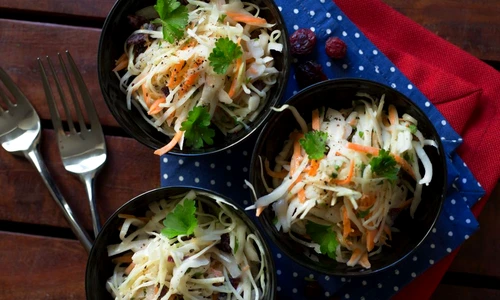 Salata cu varza alba si merisoare jpeg