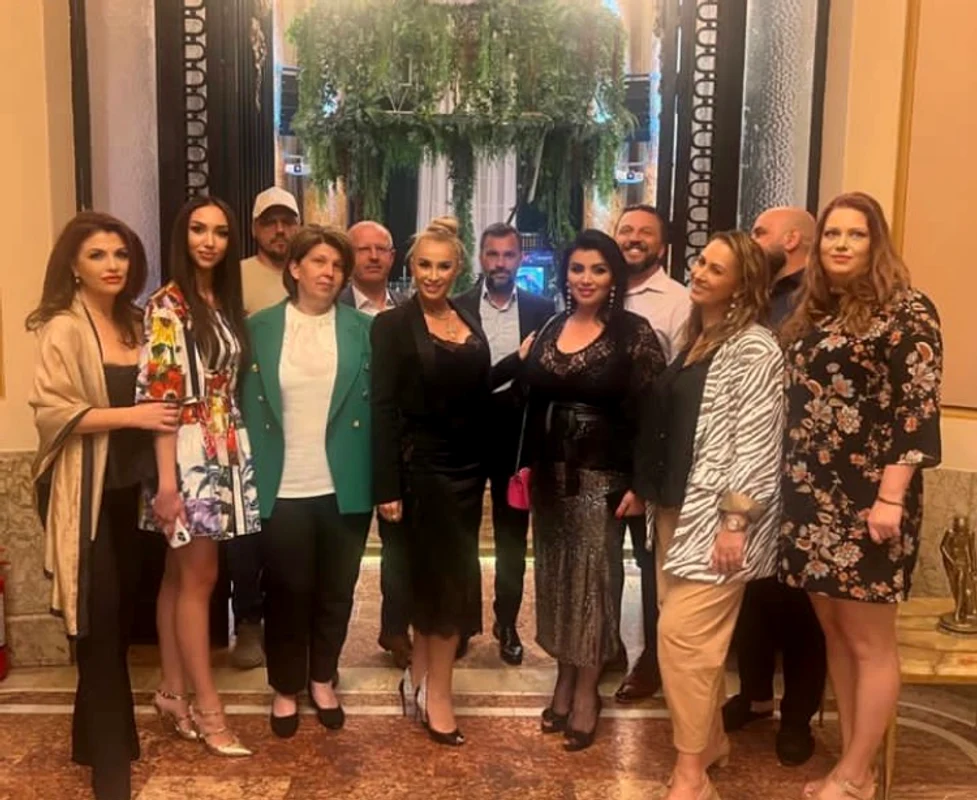Prietenii i-au făcut un chef surpriză Adrianei Bahmuțeanu de ziua ei / Sursa: Instagram