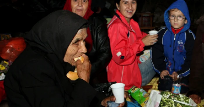 Iaşi: Pelerinii la ceai, ieşenii la dans