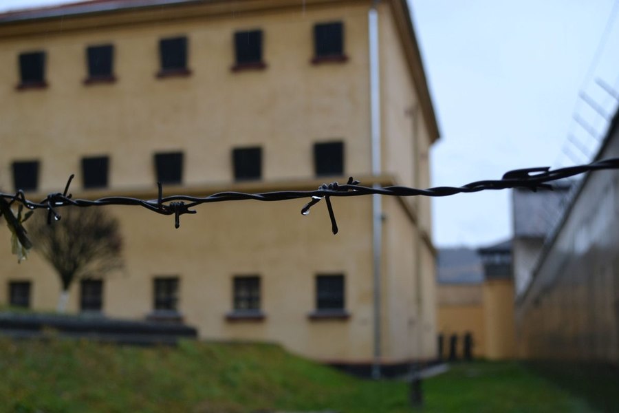 Torționarul care a arestat copii pentru că se jucau de-a bandiții cu arme de jucărie. Cum apare „fiorosul maior Fux“ în memoria victimelor sale