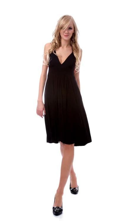 
    Rochia lungă până la genunchi şi anchiorul ascund kilogramele în plus  