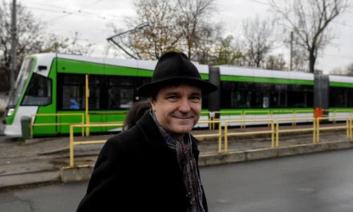 Primarul Capitalei, Nicușor Dan, și reprezentanți ai constructorului Astra Vagoane inaugurează noile tramvaie Imperio în prima zi în care au fost puse în circulație, în București. FOTO Inquam Photos / Octav Ganea