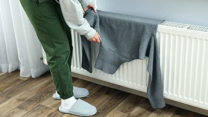 Usuci rufele pe calorifer? Acest obicei îți poate pune serios în pericol plămânii.