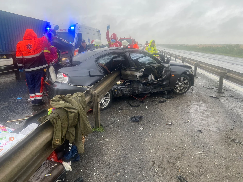 Mașina a intrat în bara metalică dintre cele două sensuri Foto: ISU
