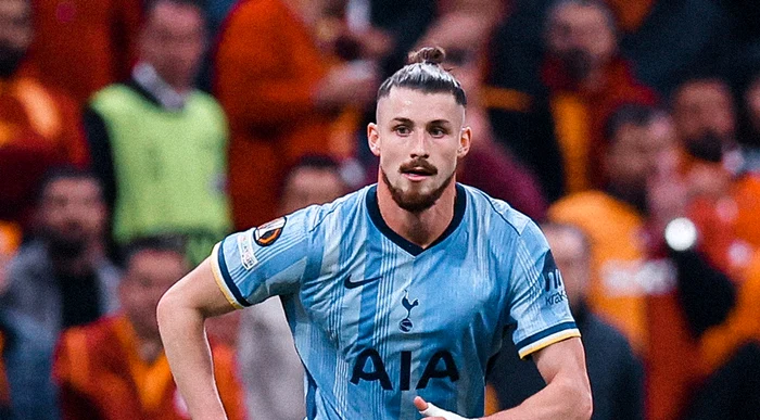 Radu Drăgușin, prestație de coșmar pentru Tottenham. Foto Getty images