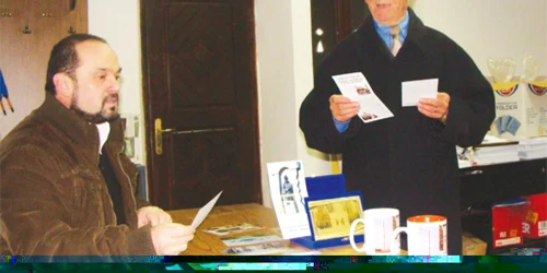 Sorin Buliga, directorul centrului Brâncuşi, spune că printre preferatele turiştilor sunt cănile. FOTO: Alin Ion