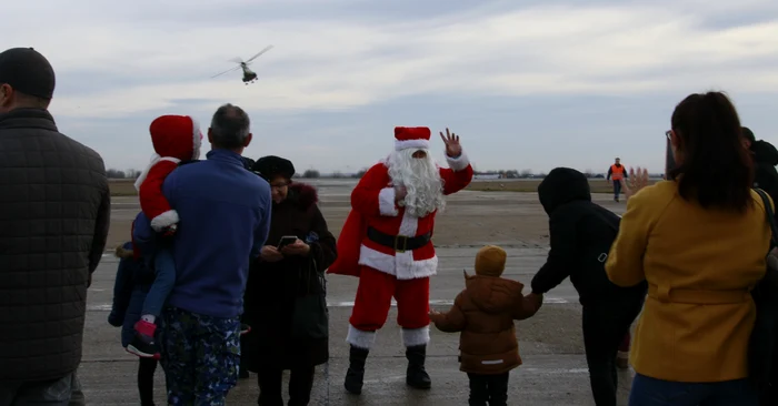 Moș Crăciun a venit cu elicopterul sursa Facebook Baza Aeriană Mihail Kogalniceanu