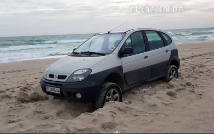 Autoturismul împotmolit în nisip, pe plaja din Eforie Sursa Facebook Eforie Online