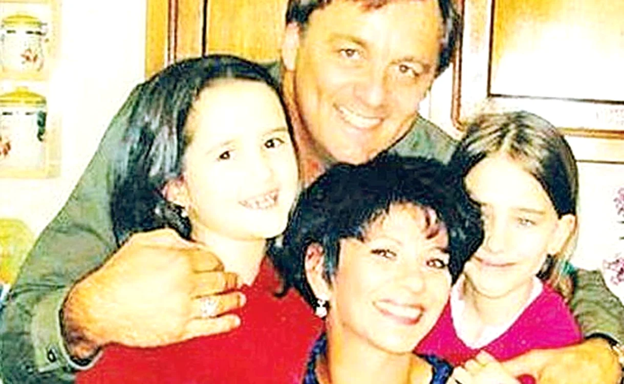 
    2006 Glenn, Elena, Adriana şi Sanda,   când s-au mutat la el, în SUA  
