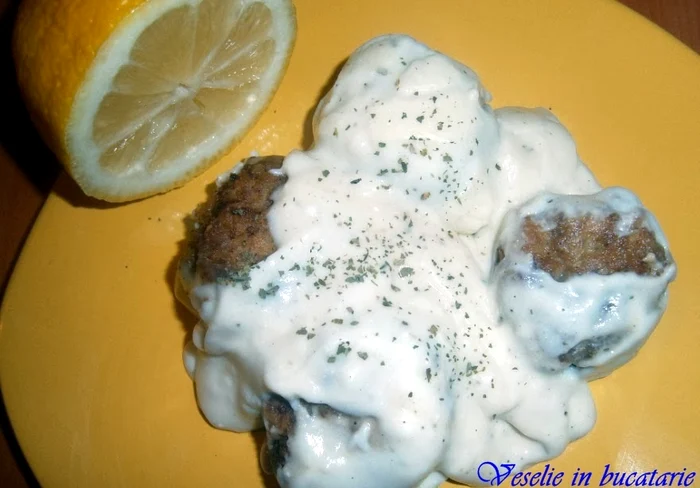 
    Chifteluţe în sos bechamel  