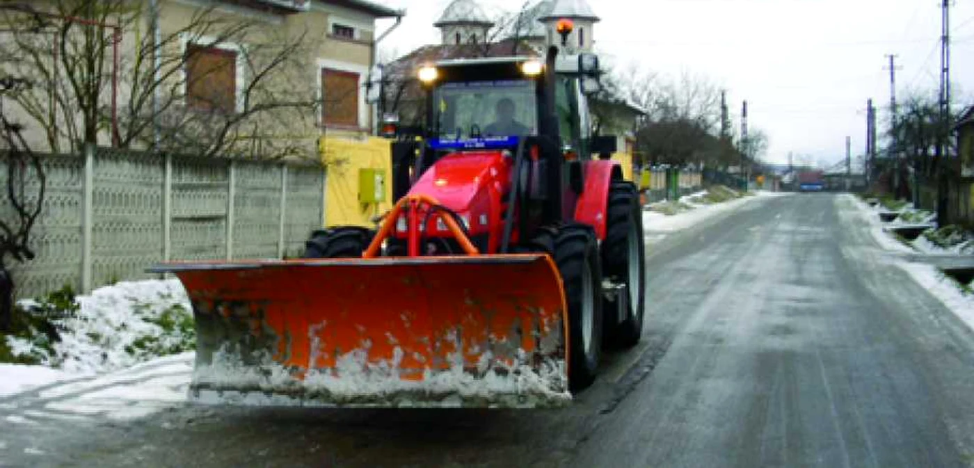 Utilajele de deszăpezire au intervenit pe drumuri