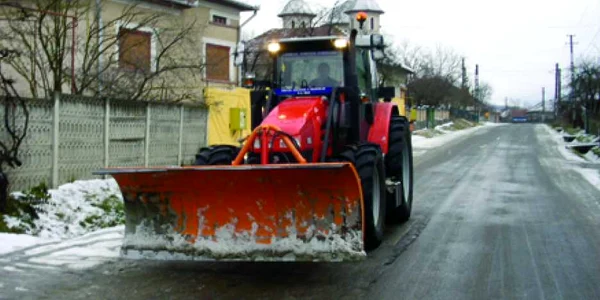 Utilajele de deszăpezire  au intervenit pe drumuri