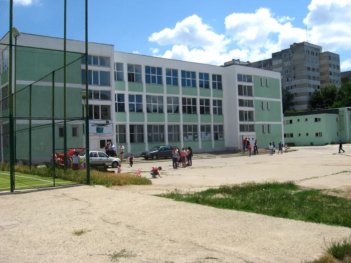 Liceul Eugen Lovinescu este situat în sectorul 6, la câteva sute de metri de Secția 25 de Poliție