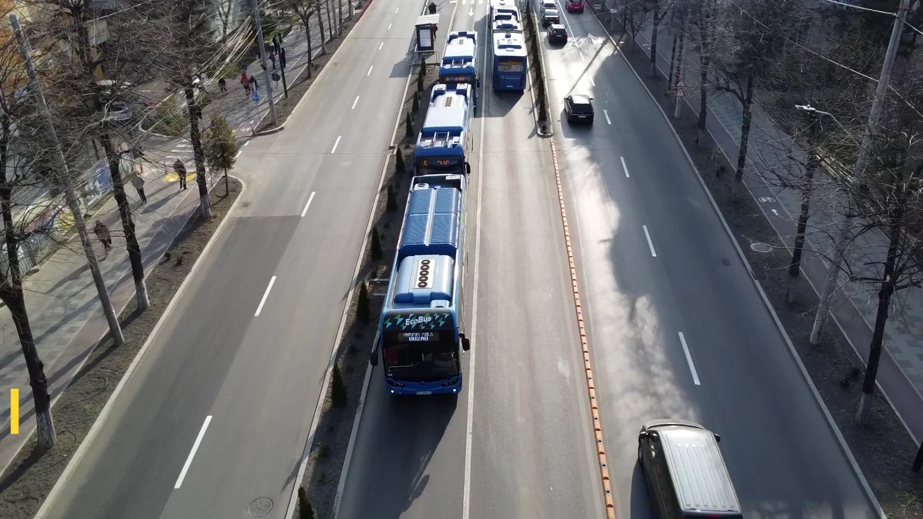 Autobuzele circulă pe benzile din interior ale Bulevardului Unirii. FOTO I. Bunilă