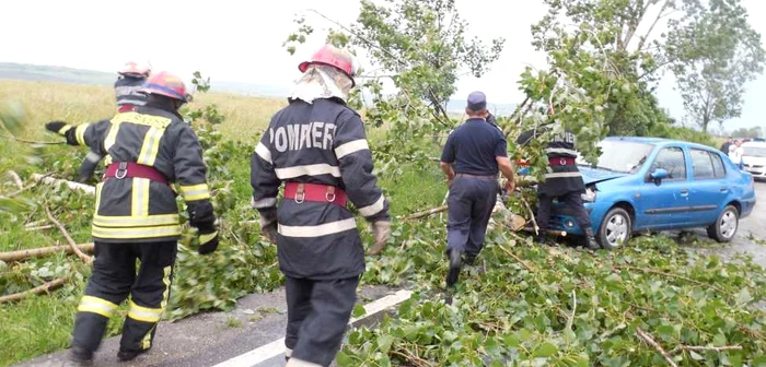 Militarii, la datorie pentru înlăturarea efectelor provocate de vremea rea FOTO Adevărul